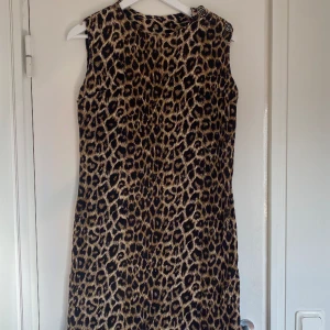 Leopard 60-tals klänning  - Så cool leopard klännign i 60-tals stil. Denna är köpt secondhand och är i bra skick. 