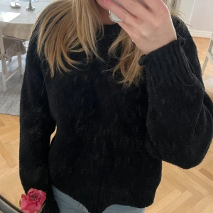 Stickad tröja - Svart stickad från bikbok! Väldigt bra skick Nypris: 399kr 