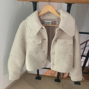Beige/vit kappa i teddy  - Säljer denna superfina korta kappa i Teddy material i storlek 36 som aldrig är använd bara testad. Perfekt jacka nu till våren💕