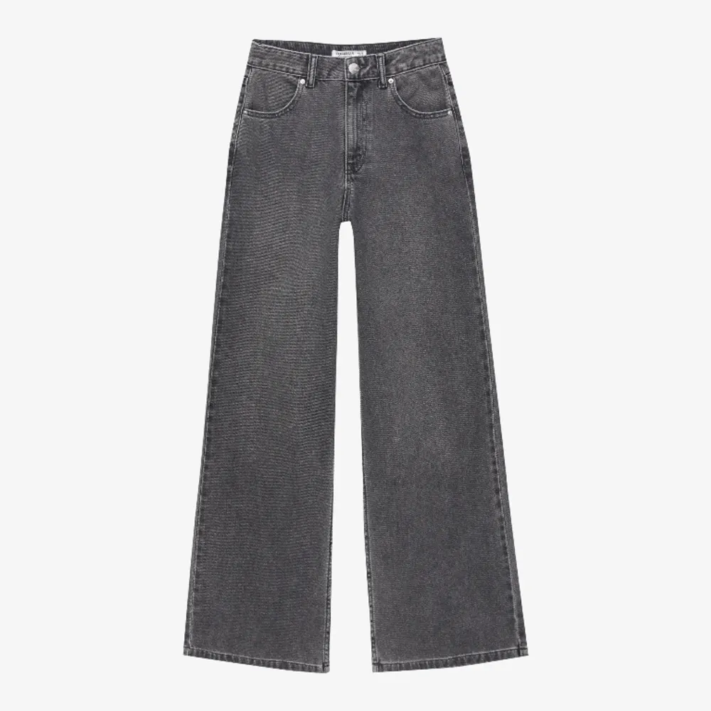 Jag säljer dessa supersnygga högmidjade jeans från pull&bear, storlek 34. Modell: Flared.  De är helt oanvända och säljs på grund av att jag har ett par liknande. . Jeans & Byxor.