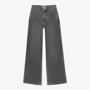 Jag säljer dessa supersnygga högmidjade jeans från pull&bear, storlek 34. Modell: Flared.  De är helt oanvända och säljs på grund av att jag har ett par liknande. 