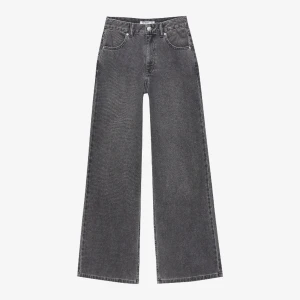 Jeans  - Jag säljer dessa supersnygga högmidjade jeans från pull&bear, storlek 34. Modell: Flared.  De är helt oanvända och säljs på grund av att jag har ett par liknande. 
