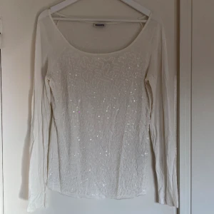 Vit långärmad tröja  - Jättefin långärmad tröja med paljetter. Härligt material med ganska långa ärmar. 