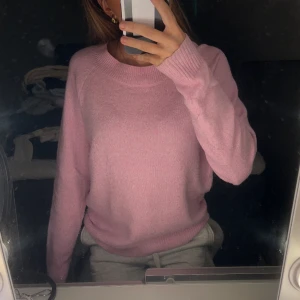 Stickad tröja  - Jätte fin rosa stickad tröja från vero Moda i storlek S, inga defekter och är i bra skick.