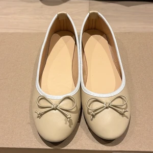 Ballerina skor - Helt nya ballerinaskor, säljer då de är lite för små för mig. Storlek 38. Helt oanvända. 