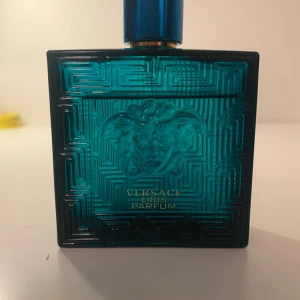 Versace Eros Parfum 80ML - Galen brud magnet, ungefär 80ML kvar. Original pris på Notino går för 1100kr för 100ML