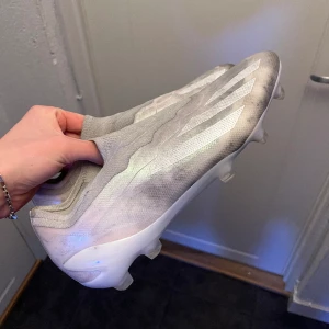 Adidas X crazyfast  - Säljer dessa då jag inte använder dom. De är fortfarande i väldigt bra skick men de är smutsiga av konstgräset. 
