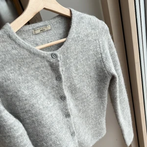 Grå Kofta från Gina tricot - Jättefin ljusgrå kofta från Gina tricot i storlek xs! Andvänd fåtal gånger. Köpt för 400kr💗