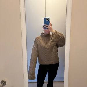 Stickad tröja - Stickad tröja från NA-KD. Väldigt stor i storleken.