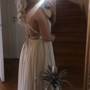 Beige Balklänning  - Balklänning använt endast 1 gång , så klänningen är som ny!   Kom privat för fler bilder🫶🏻 nypris 3000 Köparen står för frakten.