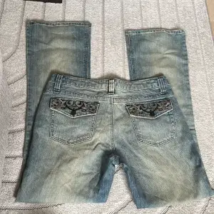 Supersnygga vintage guess jeans i bra skick! Bootcut modell och lågmidjade. Älskar fickorna på dessa. 