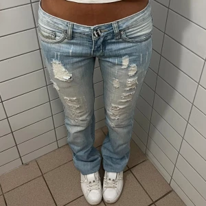 Skitsnygga jeans - Säljer dessa assnygga jeans som tyvärr ej passade mig, modellen på bilden är 163 och byxorna är uppvikta. Innerbenslängden är 84 och midjemåttet är 37. Vill ha bra pris för dom så när vi kommit överens så kan ni köpa via köp nu🥰 