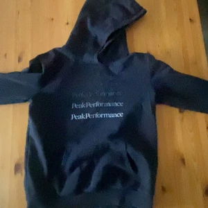 Peakperformens tjocktröjan  - Den är gammal men inte använd så mycket fick den och den va för liten så jag säljer den. Storlek 160