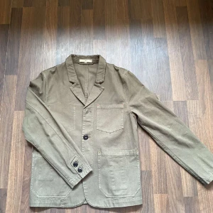 Overshirt - En frän och luftig overshirt i väldigt bra skick. Storlek: M, Nypris: 999kr, Vårt pris: 299kr💫