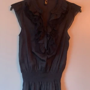 Svart festtop  - Svart festtop från ONLY strl S