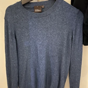 Oscar Jacobsson tröja - Tjena säljer nu min Oscar Jacobsson tröja eftersom jag inte använder den någon mer. Nypris 1,2! Den är i fint skick och inte använd så jätte mycket. Hör av er vid fler frågor och funderingar