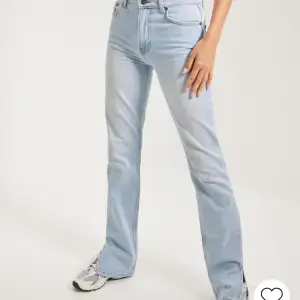 Säljer mina absoluta favorit jeans från Nelly då dom blivit för små, hittar ingen storlek men skulle säga 34-36 💞  En ögla är sönder (se sista bilden) 