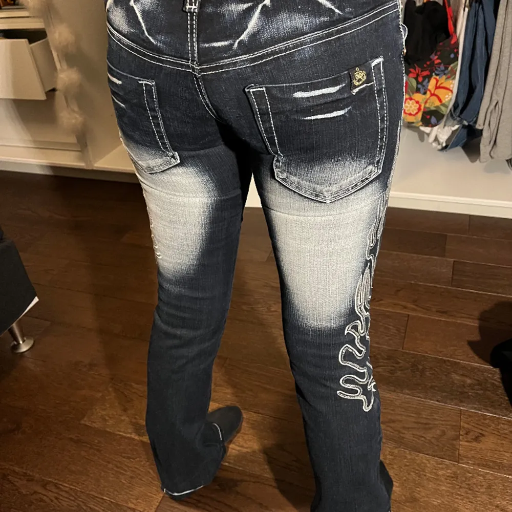 Ett par skit snygga jeans från märket ”Blue queen”. Säljer för det är lite för små🤗. Tyvärr så har dragkedjan hoppat av kedjan då den inte fungerar, men det har funkat fantastiskt att änvända för mig ändå. Det går oxå att fixa❤️.. Jeans & Byxor.