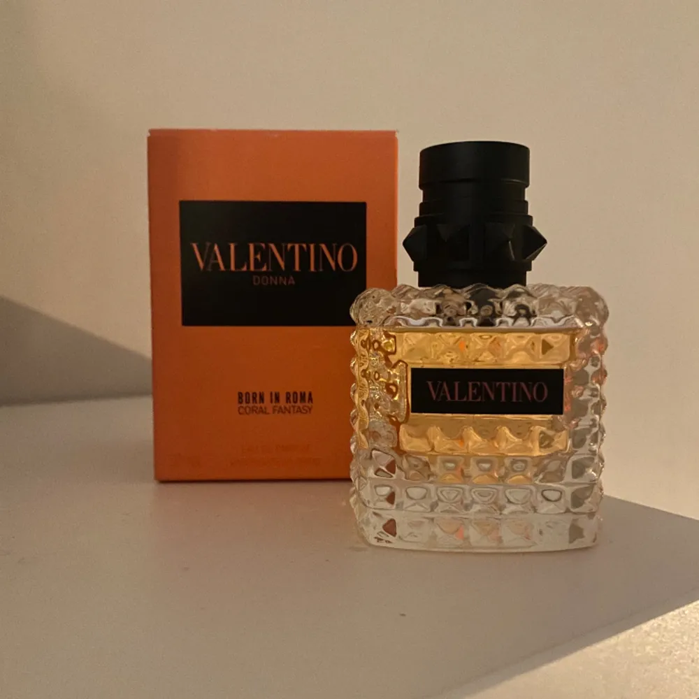 Säljer min nästan oanvända Valentino parfym Born In Roma Coral Fantasy 30 ml då jag inte tycker att doften passar mig, mycket kvar och pris kan diskuteras 🧡. Övrigt.