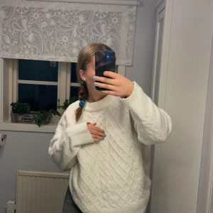 Vit stickad tröja  - Supermysig stickad tröja ifrån lager 157 bra kvalite och inte mycket använd! 🥰