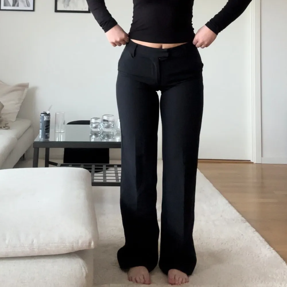 Lågmidjade kostymbyxor från bikbok. Aldrig använda. Jag är 166 cm lång 💕. Jeans & Byxor.