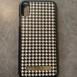 Mobilskal  - Säljer detta mobilskal köpt från Sellpy. Säljer då jag råkade köpa fel storlek på skal😊 Passar en mobil XR☺️