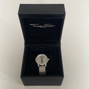 Thomas Sabo klocka - Dam klocka i rostfritt stål  glam spirit mesh silver  Vattentät 5 ATM   Nypris 2199kr