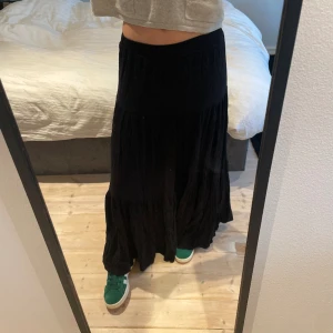 långkjol - Säljer denna perfekta vår och sommar kjol då den inte kommer till användning💕 Använd fåtal gånger och är i mycket bra skick🩷🩷