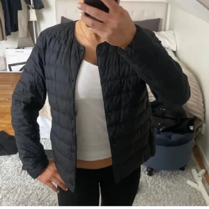 Uniqlo jacka - Knappt använd svart uniqlo jacka, perfekt till våren💕 Inga defekter (lånade bilder, kom privat för egna)⭐️💕
