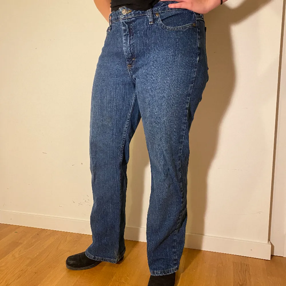 Riders by Lee blue jeans i en klassisk straight leg-modell . Jeans & Byxor.