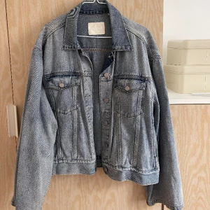 Blå jeansjacka  - Jeansjacka från weekday. 