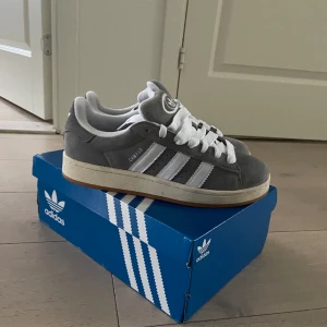 Adidas campus 00s grey  - Tjena! Säljer nu mina Nästintill helt ny campus då de inte riktigt passade mig, box medföljer men vet dock inte om jag har kvitto kvar🙃 använda sparsamt 3-5 gånger.