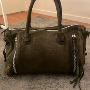 Grön mockaväska - Vintage från hm Använd 2-3 gånger (Långt band följer med) Ca 40cm på längden