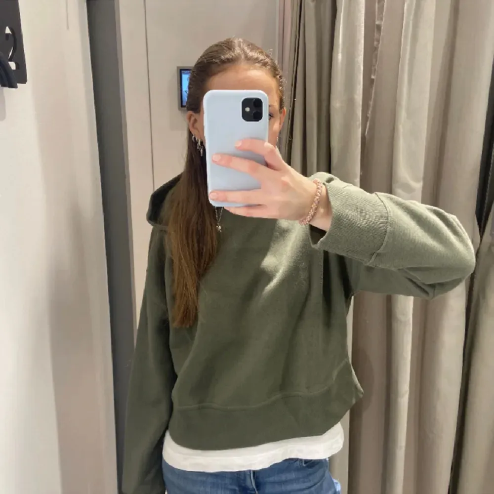 Grön hoodie utan snören och ficka❣️. Hupparit & Collegepaidat.