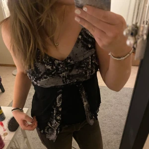 Fest topp - Säljer denna fina topp med detaljer och paljetter! Står att det är stl 40 men passar s/m. Banden går att ändra så man kan ställa in själv hur man vill att den ska sitta💞