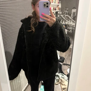 Jacka från nakd - Jätte mysig jacka från nakd, det är ett litet hål på ena armen men inget som inte går att sy igen 