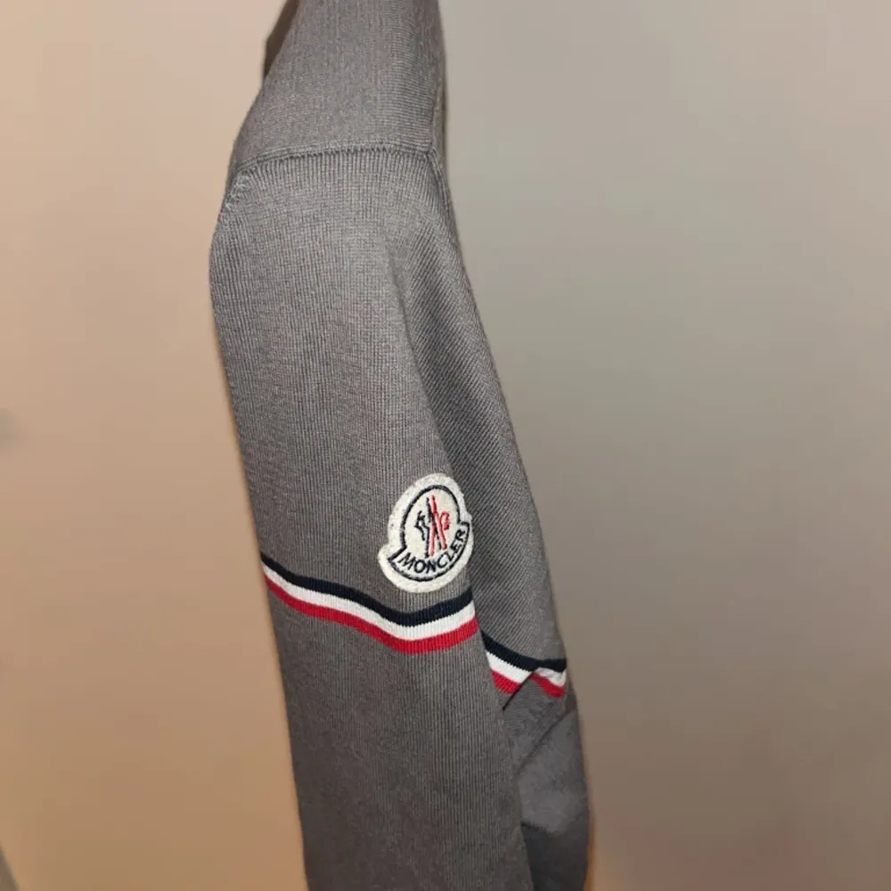 Super fräsch V-ringad moncler tröja i perfekt skick. Koden stämmer överens med code.moncler (kan skicka bild). Liten i storlek, sitter som S/M. Stickat.