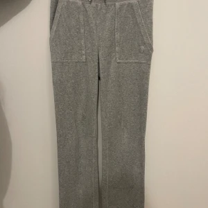 Juicy couture byxor  - Grå juicy couture byxor i stoklen XS. Original pris 1200kr. Kan mötas upp i Stockholm stad / norr om Stockholm. 