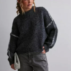 Stickad tröja vero Moda  - Intressekoll på denna trendiga tröja. Tycker den är lite kort på mig så därav ja överväger att sälja. I nyskick 🥰