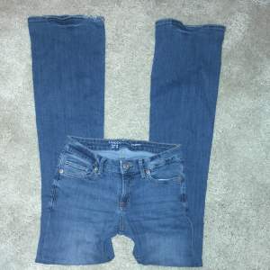 Jeans från lindex, lågmidjade, stretchigt jeansmatreal. Formar kurvor och rumpan fint. 💝