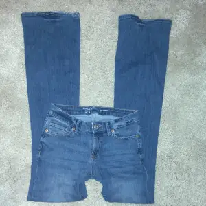 Jeans från lindex, lågmidjade, stretchigt jeansmatreal. Formar kurvor och rumpan fint. 💝