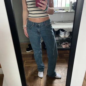 Jeans från Gina Tricot - Storlek 36, säljer för jag inte tycker dom passar mig så de är knappt använda