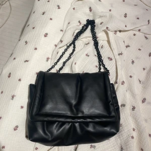 Väska - Svart väska från hm med svart kedja🖤