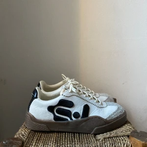 Eytys Santos  - Säljer mina Santos från Eytys som jag fick i julklapp. Använda en gång, tyvärr använder jag aldrig sneakers så därför väljer jag tyvärr att sälja dem. Inköpa för 240€ ca 2650kr