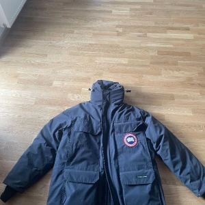 Canada goose  - Hej!  Säljer nu min jacka då jag ska köpa ny. Jättefin jacka som är använd 2 vintrar.  En varm o skön jacka när det är kallt.  Kan skickas med Postnord spårbart.  Lite billigare vid snabb affär.  Betalas med Swish.  3100 kr