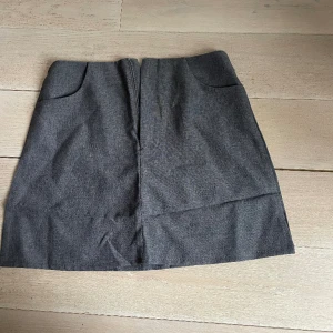 Grå kjol - Som ny mini kjol jag är har oftast S men den passar m också då jag köpte en störrestorlek för att kunna ha den mer low waisted