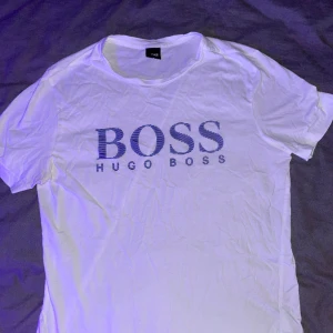 Hugo boss tröja - Snygg äkta Hugo boss tröja. Inte alls sliten väldigt försiktigt använd. 