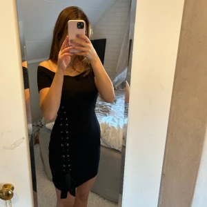 Klänning - Klänning med knytning 