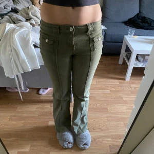 Gröna jeans - Säljer desssa slutsålda, sjukt eftertraktade och supersnygga jeansen!! Skriv om ni har några frågor💓💓