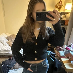 Jättefin stickad kofta med stora guldknappar - Säljer denna kofta med stora guldknappar! Otroligt fin till jeans eller till en kjol🙏🏻